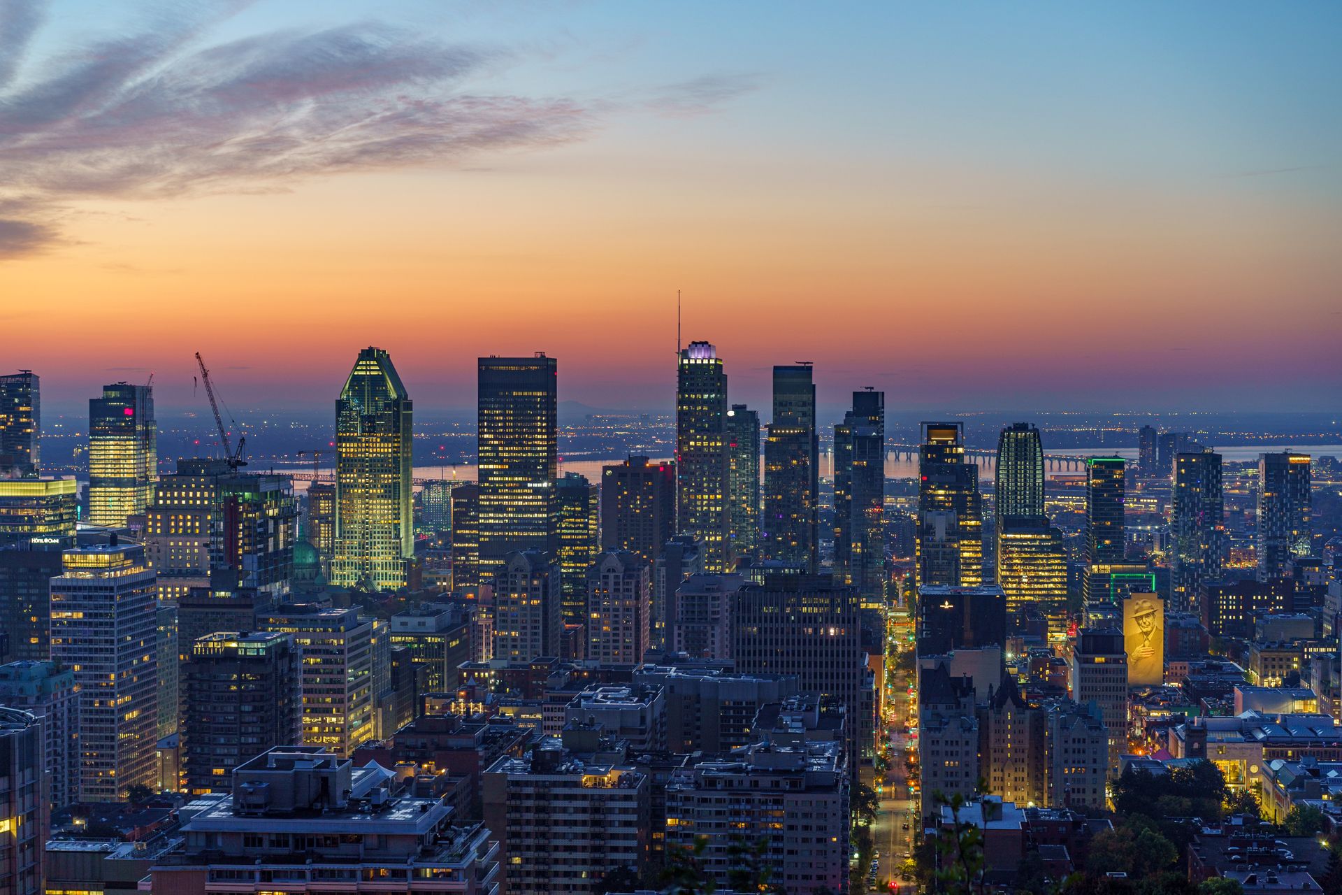 Montréal şehir manzarası St. Lawrence Nehri akşam