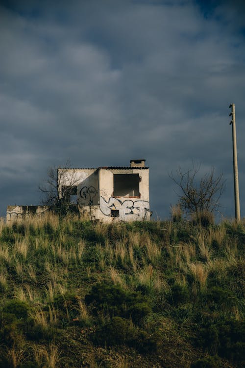 Kostenloses Stock Foto zu feld, gebäude, graffiti