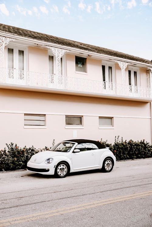 Witte Cabriolet Coupé Geparkeerd Naast Huis