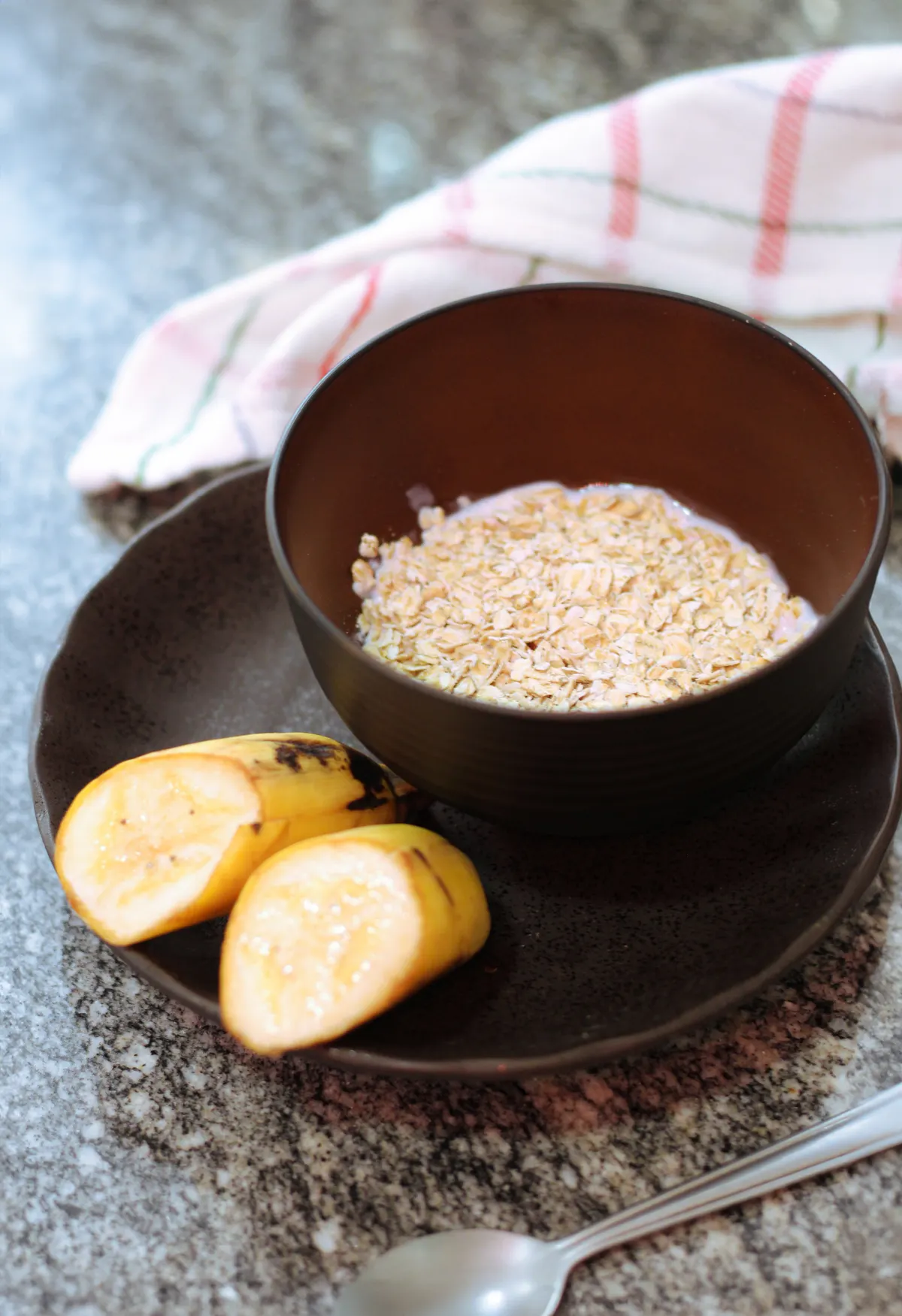 Mangkuk oatmeal dengan irisan pisang sebagai sumber karbohidrat kompleks untuk sarapan sehat