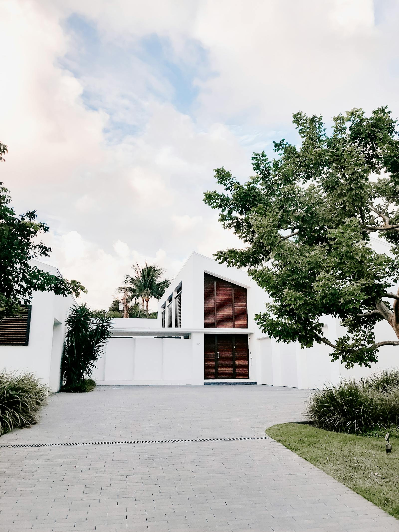 Maison individuelle moderne avec allée paysagée