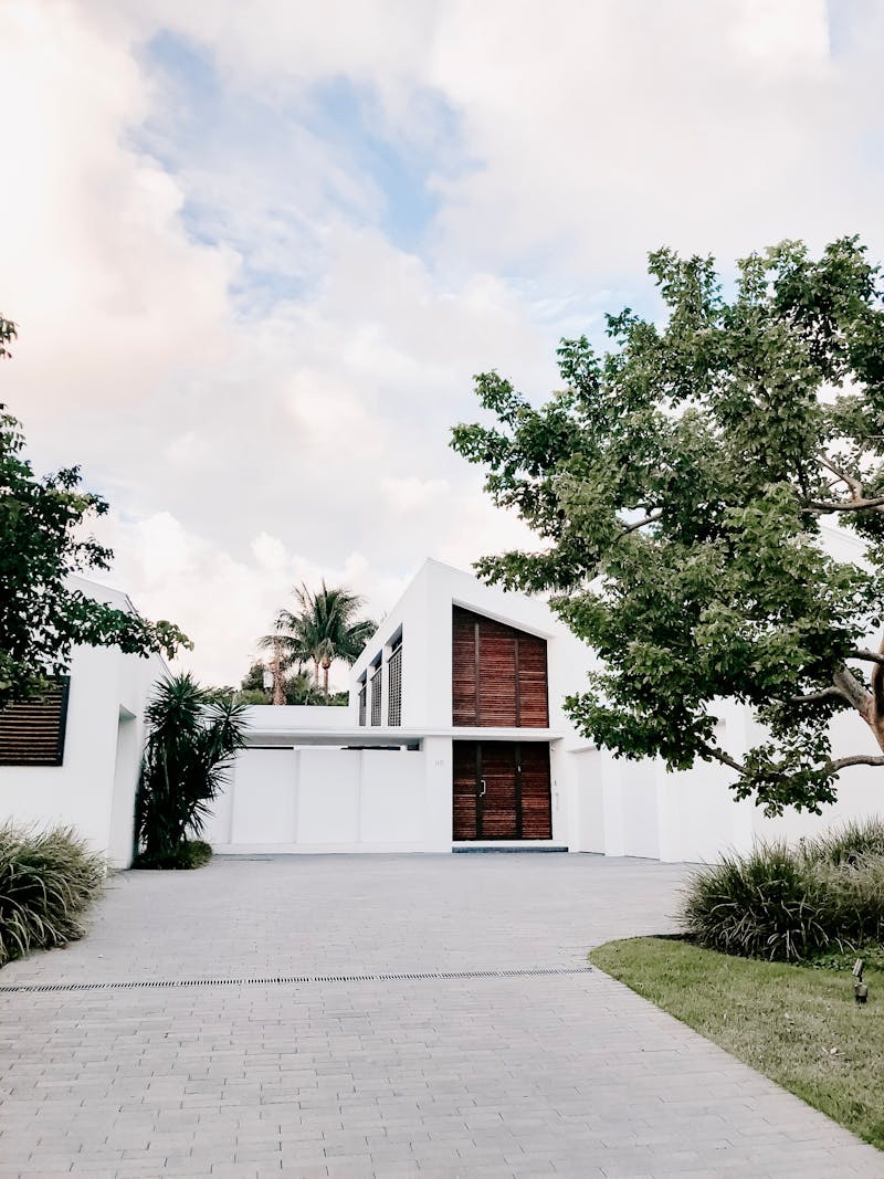 Maison individuelle moderne avec allée paysagée