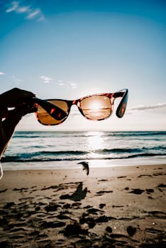 一只手拿着太阳镜，可以欣赏海景，非常适合夏季旅行