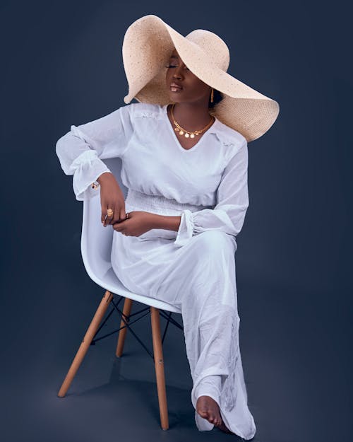 Foto profissional grátis de blusa, calça, chapéu