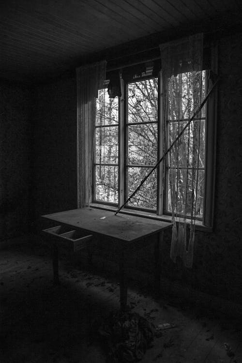 Foto d'estoc gratuïta de blanc i negre, casa abandonada, decaïment