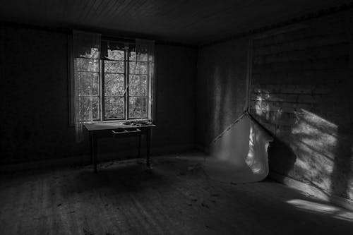Foto d'estoc gratuïta de blanc i negre, casa abandonada, decaïment