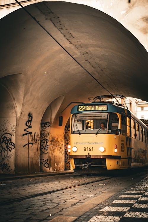 Foto profissional grátis de amarelo, bonde, faixas