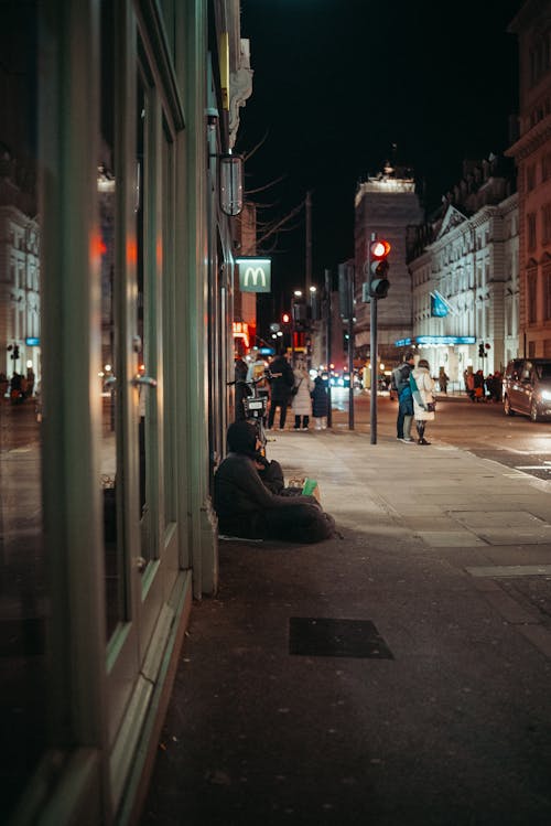 Kostenloses Stock Foto zu beleuchtet, mann, nacht