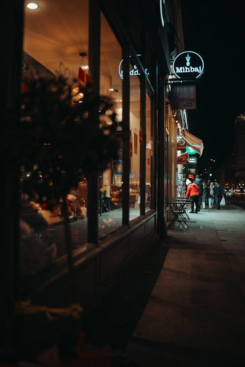 Kostenloses Stock Foto zu beleuchtet, bürgersteig, café