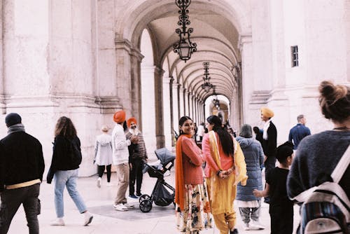 Darmowe zdjęcie z galerii z budynek, fotografia mody, indyjskie kobiety
