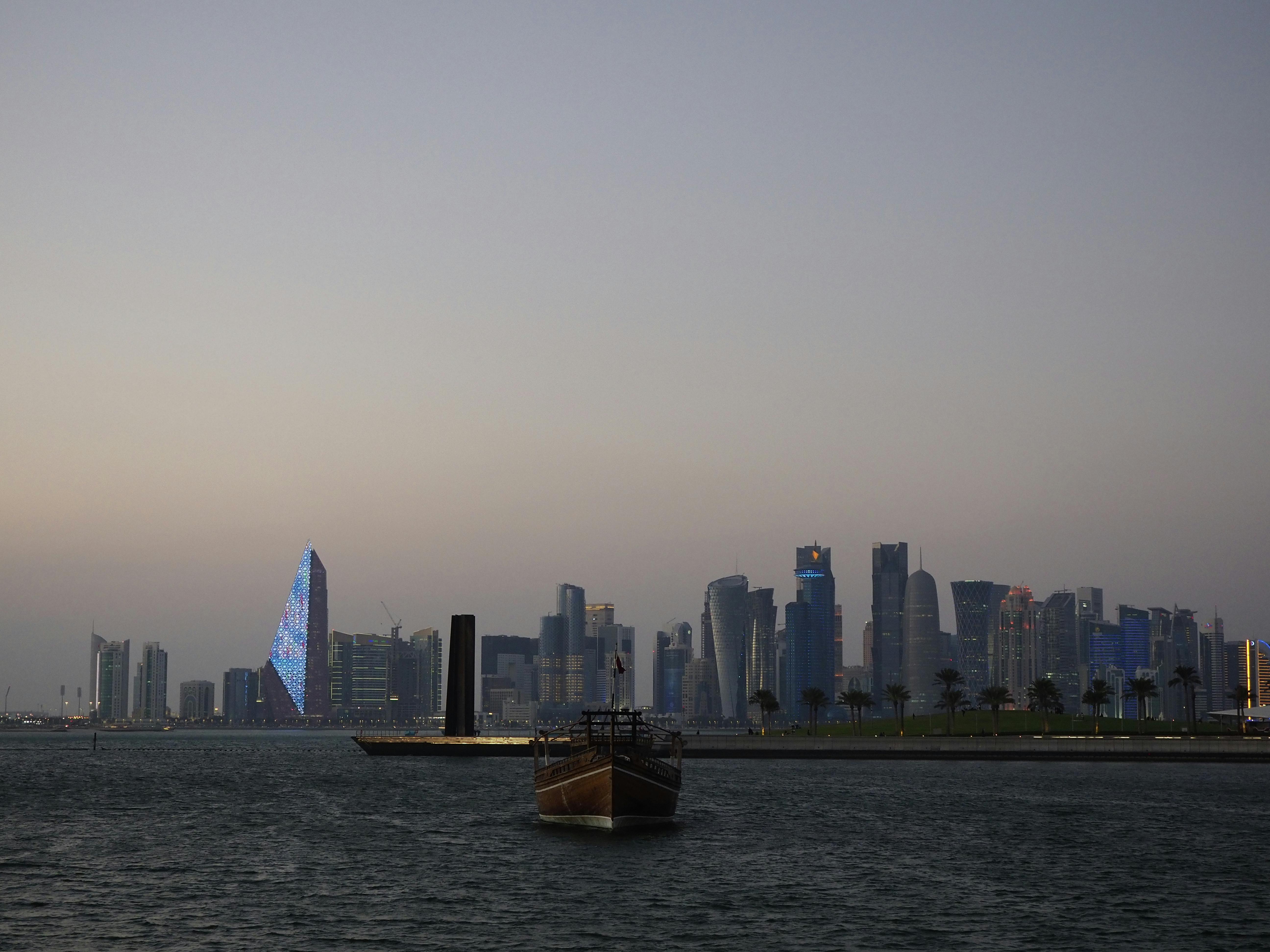 Alacakaranlıkta Doha kentinin sahil silüeti