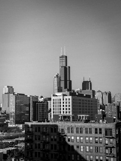 Cityscape of Chicago with Willis Tower in the Middle