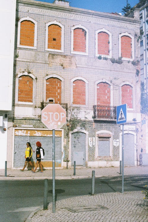 Základová fotografie zdarma na téma budova, chůze, dopravní značka