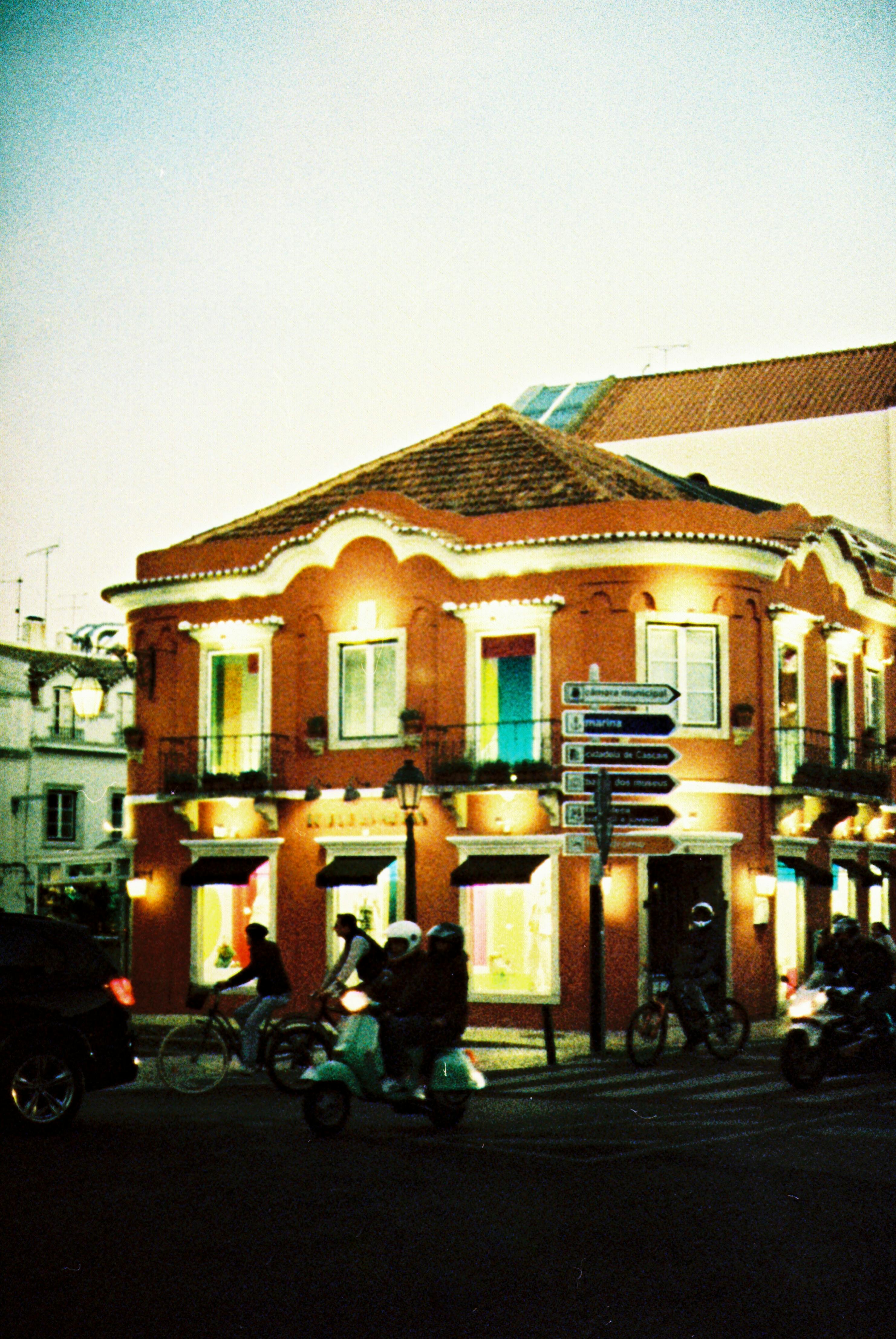 無料 カラフルな建物, ストリートライフ, ナイトライフの無料の写真素材 写真素材