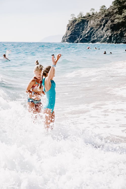 Chicas gratis disfrutando en la playa Stock Photo