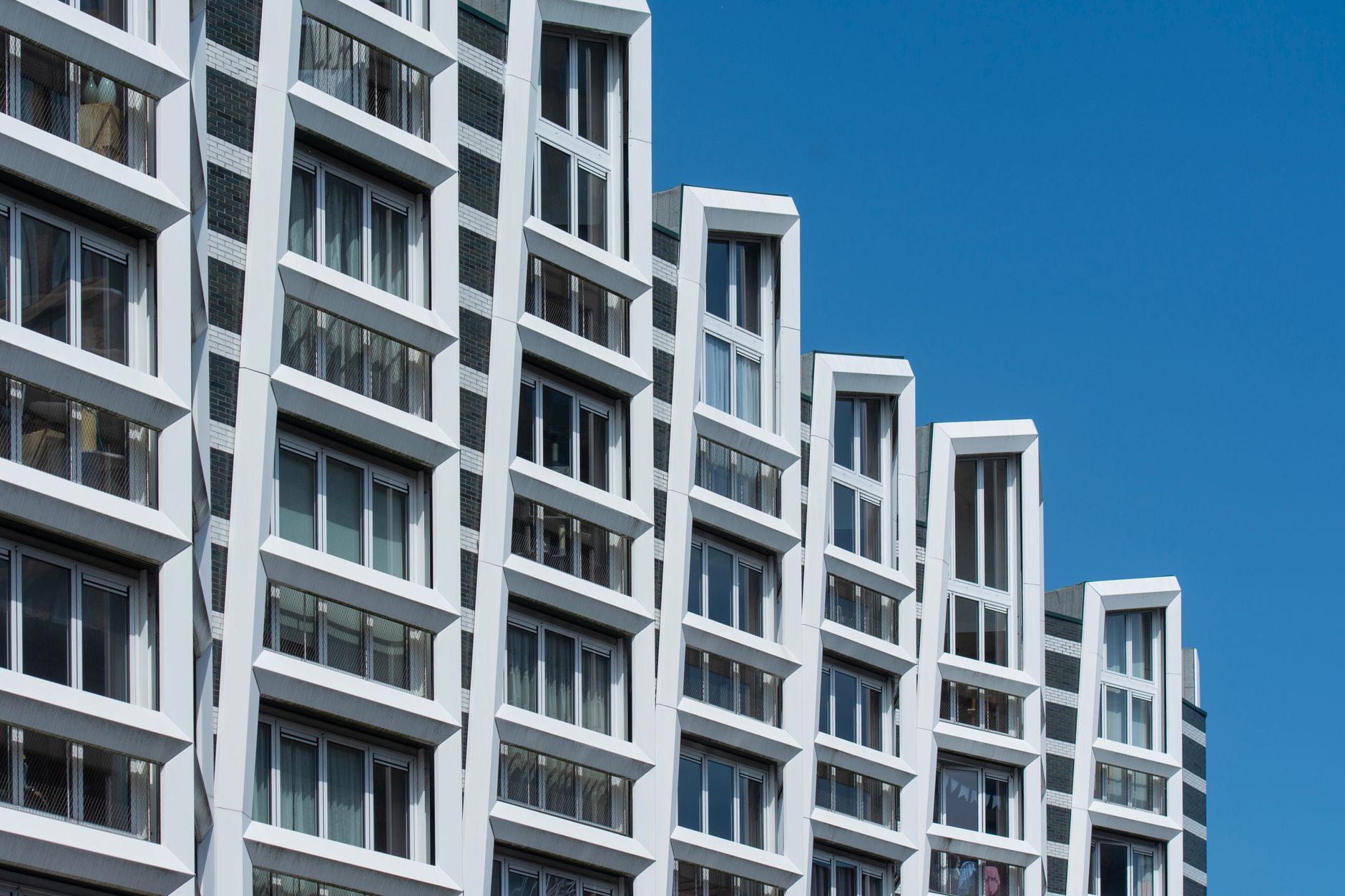 Nederlandse appartementencomplexen met bakstenen gevels, illustratief voor een vastgoedportefeuille die op technische conditie wordt beoordeeld
