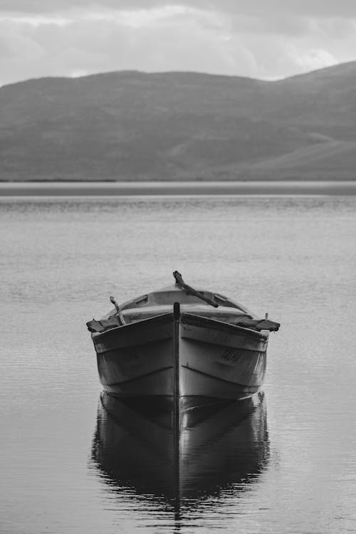 Foto profissional grátis de água, barco, colinas