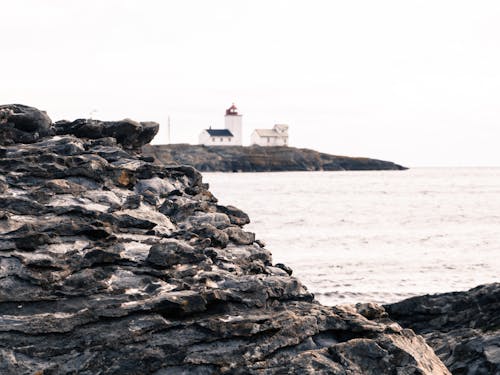 Roca Gris Y Casa Cerca Del Mar