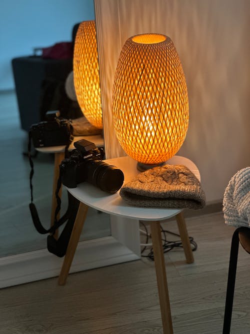 Kostnadsfri bild av elektrisk lampa, kaffebord, kamera