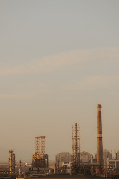 Бесплатное стоковое фото с вертикальный выстрел, горизонт, дымовые трубы