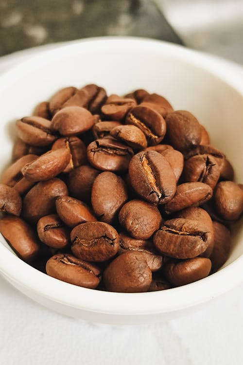 Foto d'estoc gratuïta de bol blanc, cafeïna, grans de cafè