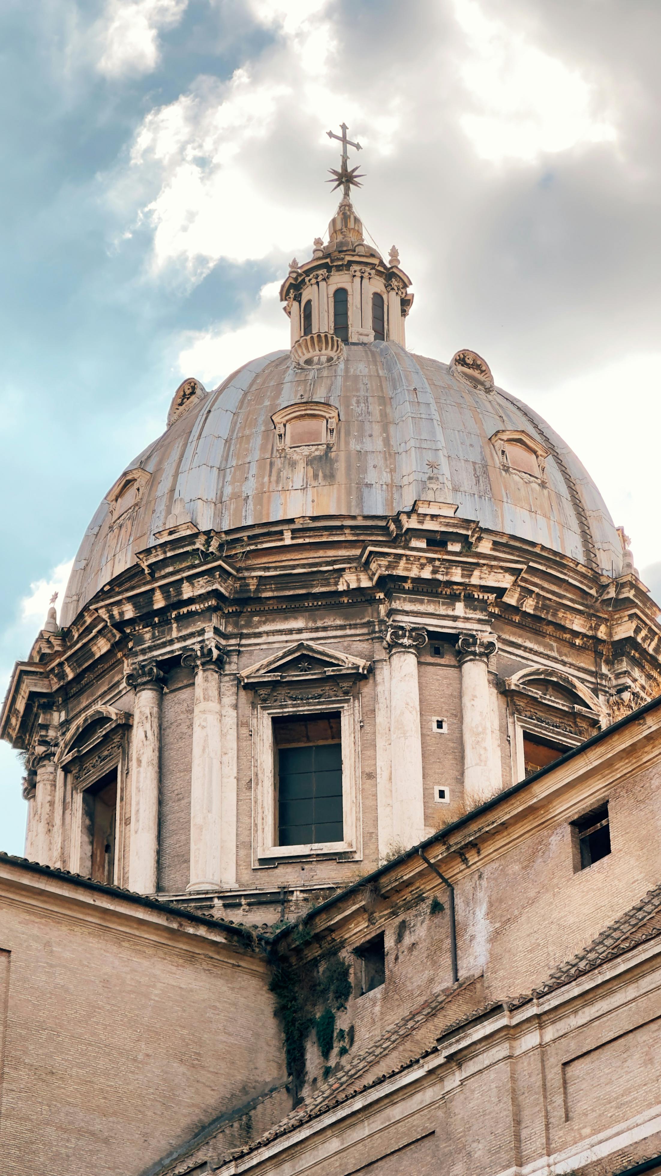 Muncitor român de construcții, mort după prăbușirea unui turn medieval în centrul Romei