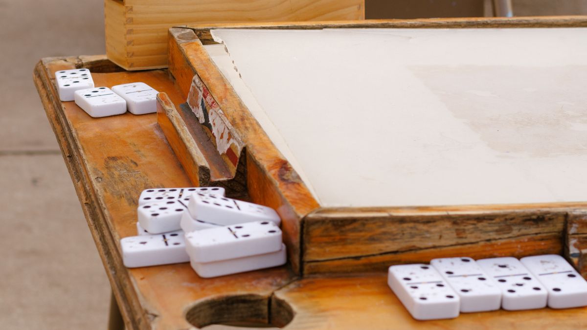 Dominos disposés sur une table en bois à l’extérieur. Photographie d’illustration, pas un événement BLINKY.
