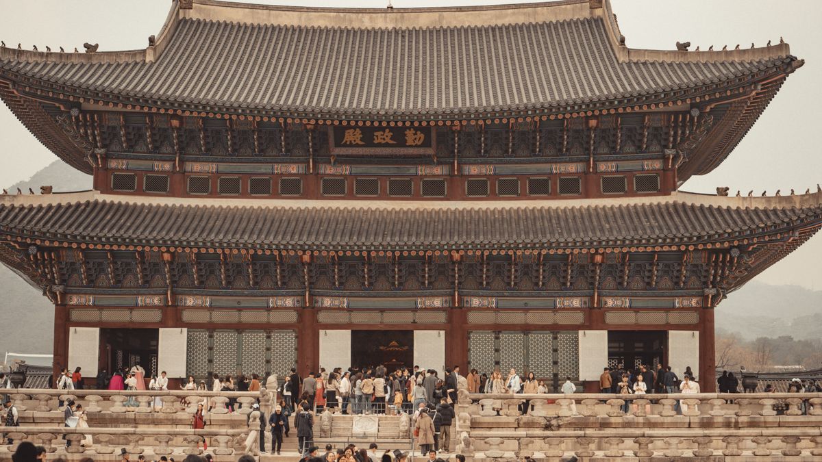 내나라 여행박람회 — Discover the majestic Gyeongbokgung Palace, a top tourist attraction in Seoul, filled with visitors.