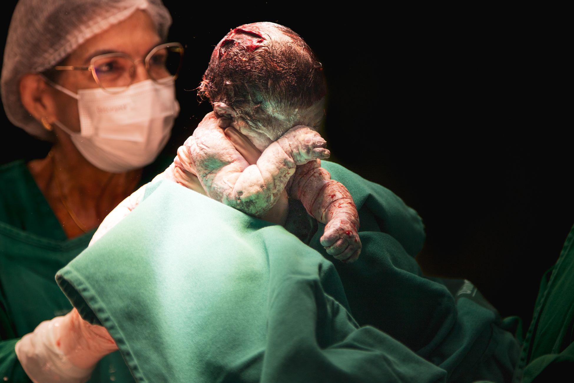 Baby geboren langs snelweg door druk op geboortezorg