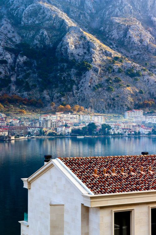 Gratis Incantevole vista urbana di Kotor, Montenegro, con montagne e lungomare riflessi nella baia. Foto a disposizione