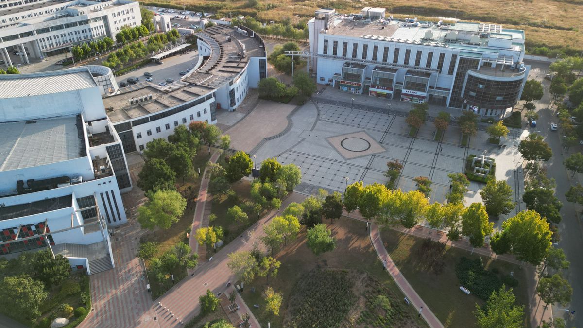 Empresas chinesas de IA anunciam metas de AGI enquanto governo mantém cautela