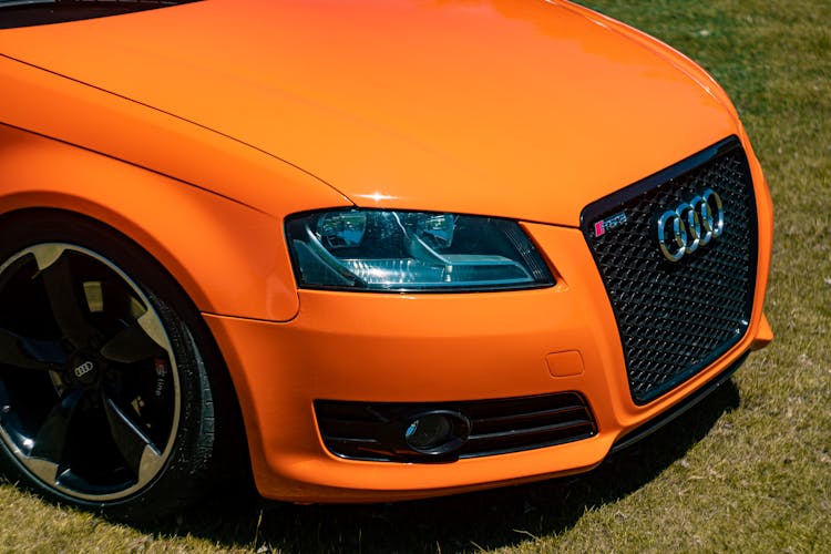 Orange Audi A2