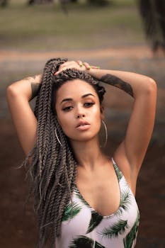 一位时尚女士身着热带泳衣，在户外摆出姿势，展现夏季的时尚与美丽