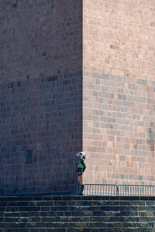 Immagine gratuita di angolo, casco, distanza