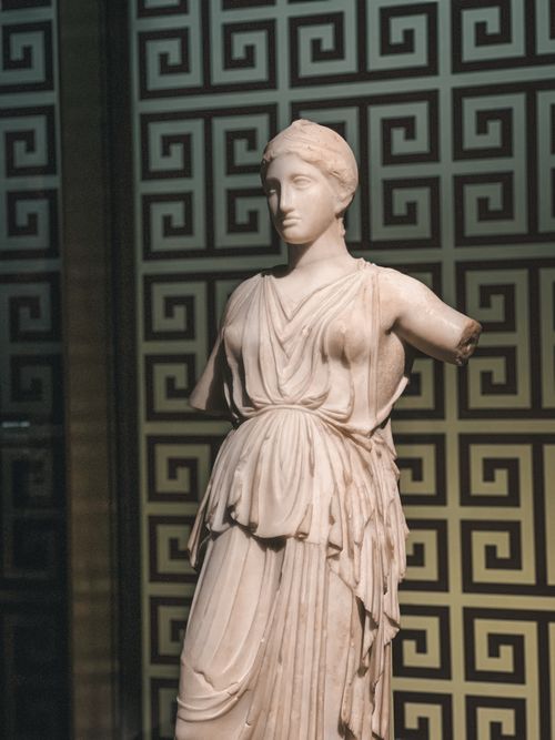 Free Marble statue of a woman in a museum with geometric background Stock Photo