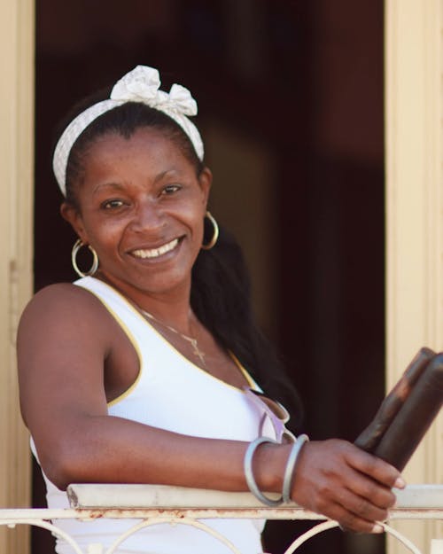 アフリカ人女性, ドア, ほほえむの無料の写真素材