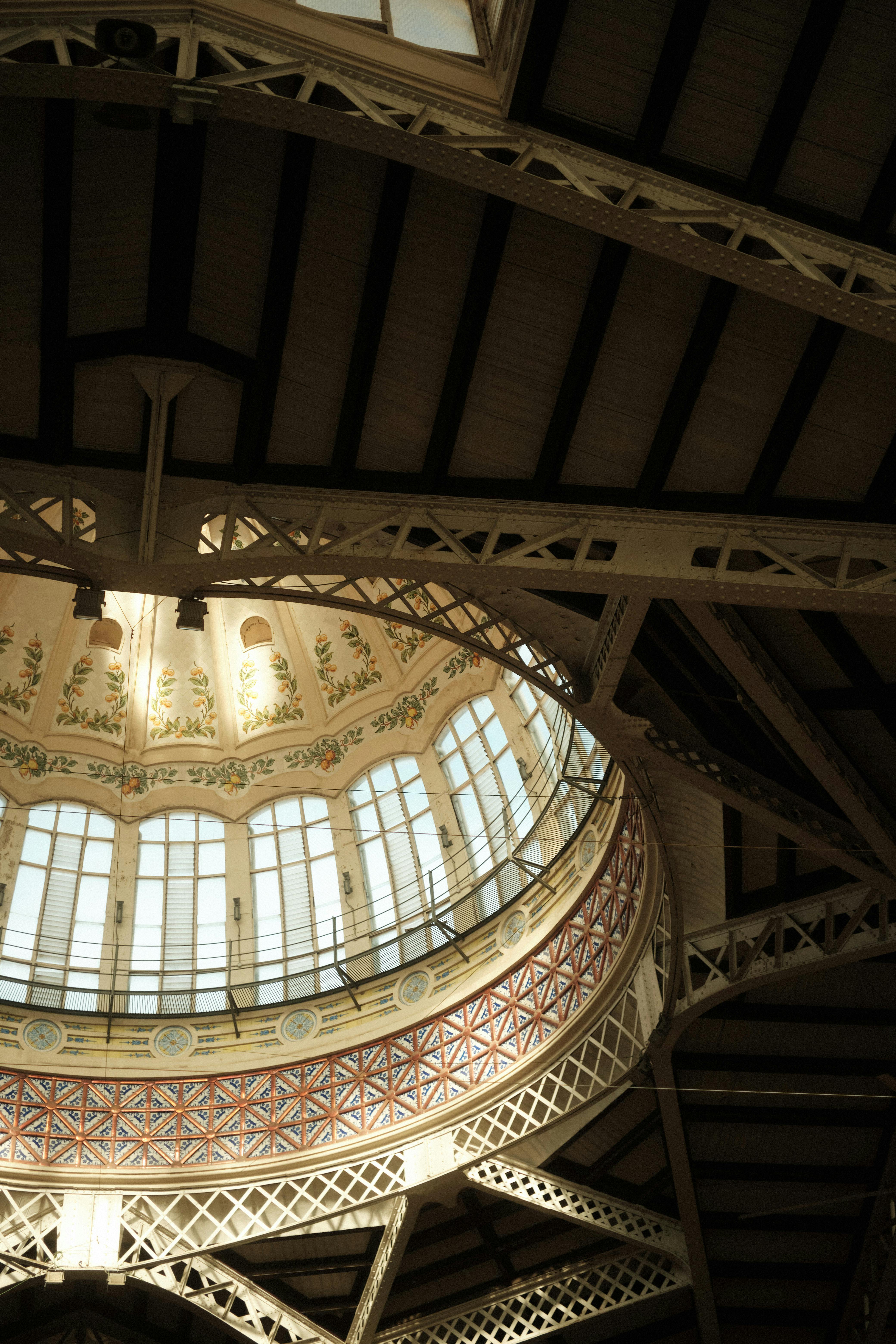 verzierte kuppel in markthalle mit sonnenlicht