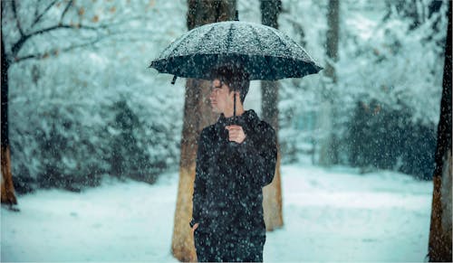 Základová fotografie zdarma na téma bílá, černé oblečení, deštník