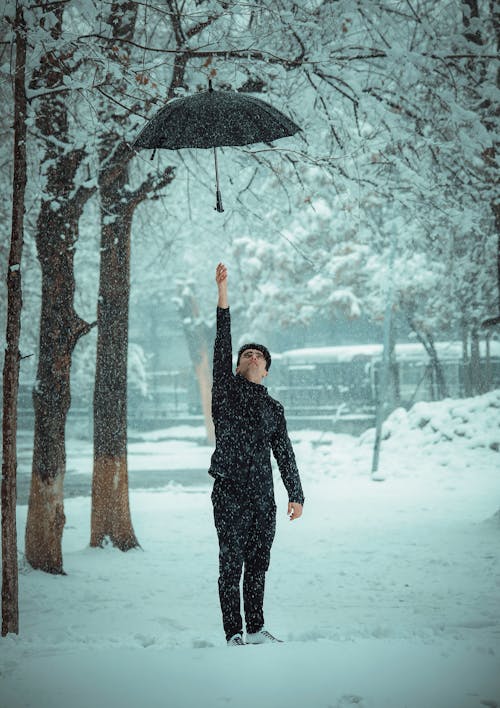 Základová fotografie zdarma na téma bílá, černé oblečení, deštník