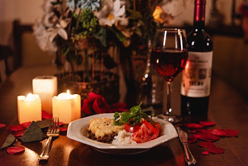 Kostenloses Stock Foto zu abendessen, alkohol, blütenblätter