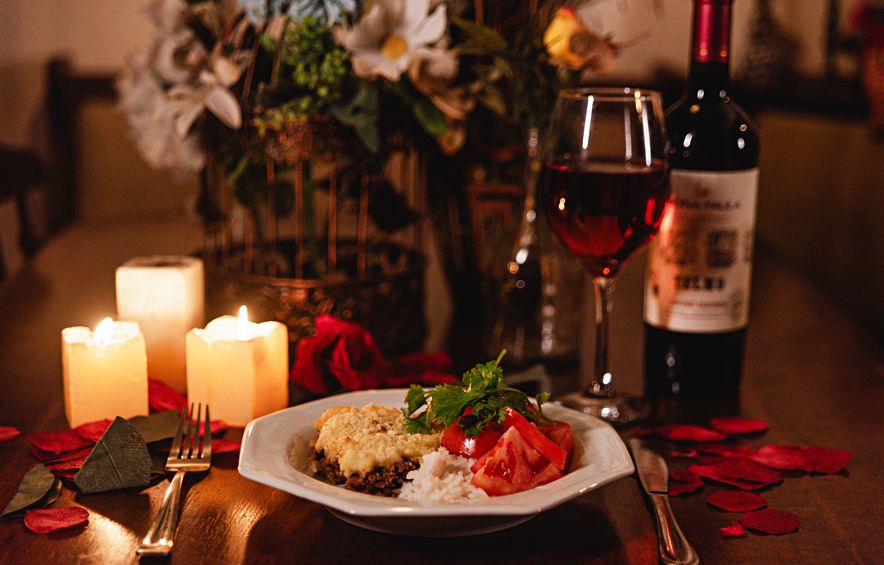 Online dating: starting a conversation on a niche platform