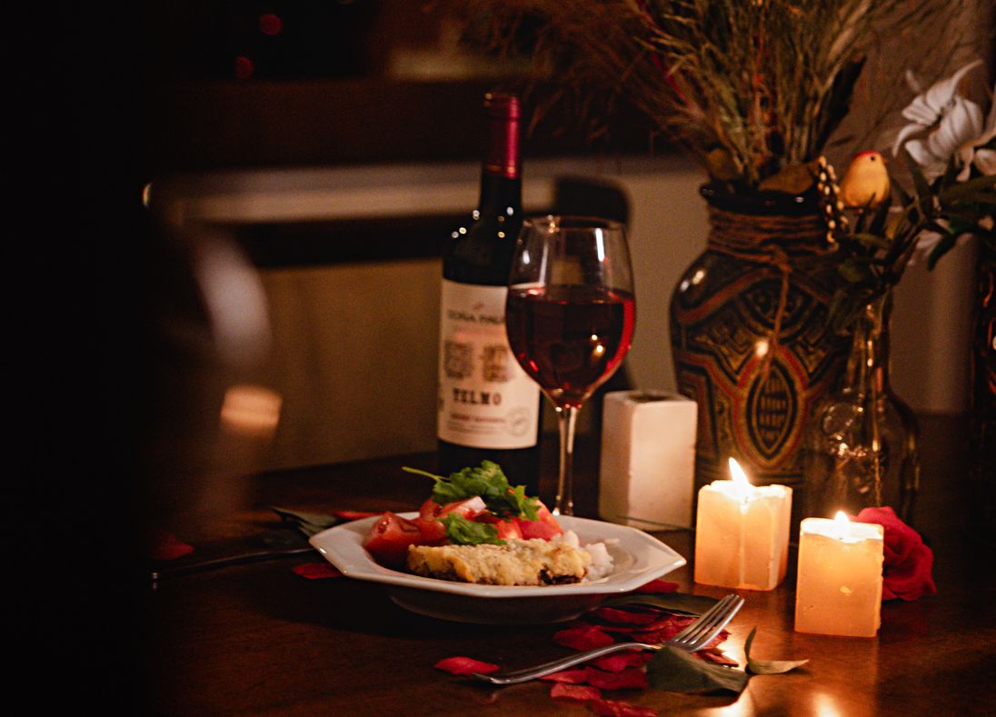 Online dating: starting a conversation on a niche platform