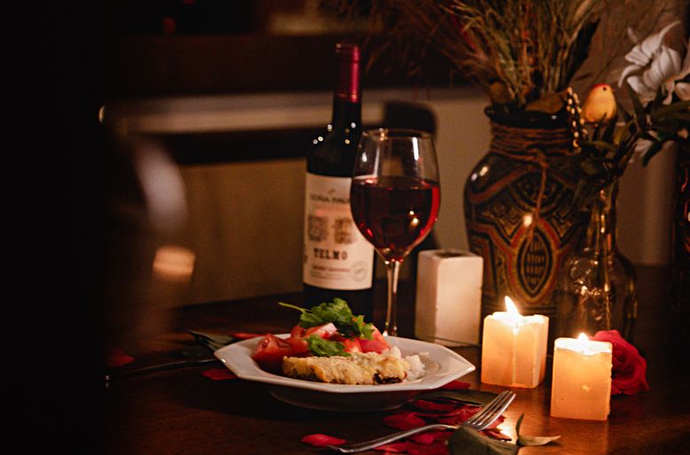 Online dating: starting a conversation on a niche platform