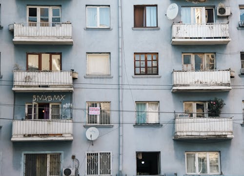 Kostenloses Stock Foto zu apartments, balkone, fenster