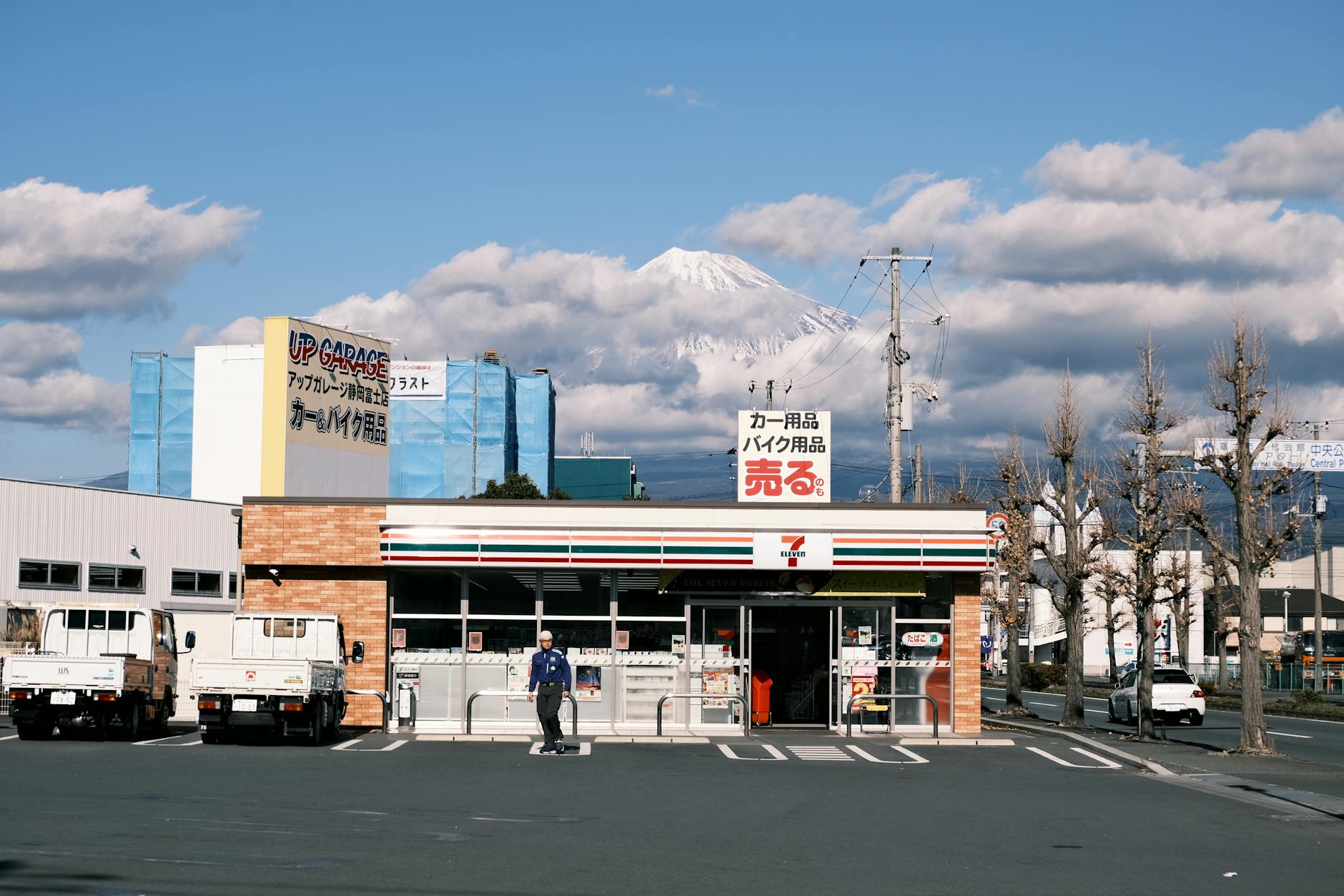7-Eleven shop with Mt. Fuji backdrop in Fuji City, capturing urban and natural contrast.