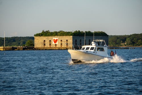 Бесплатное стоковое фото с берег, здание, катание на лодке