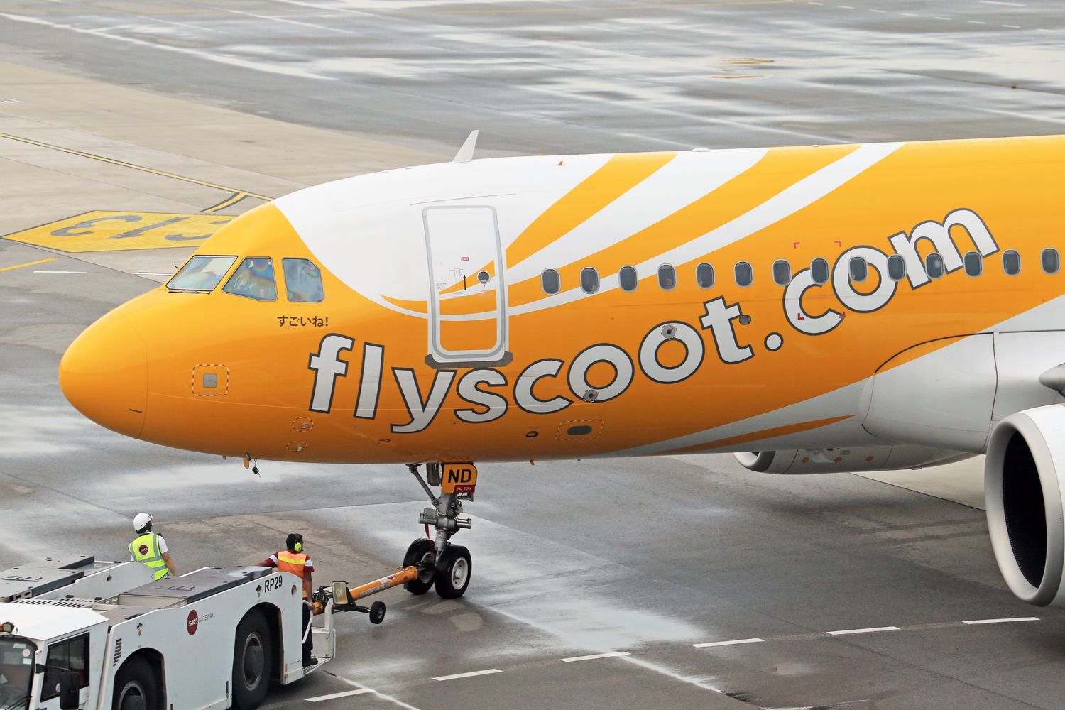 Tractor de remolque y avión en plataforma aeroportuaria
