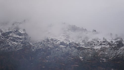 Foto profissional grátis de cadeia de montanhas, com frio, escuro