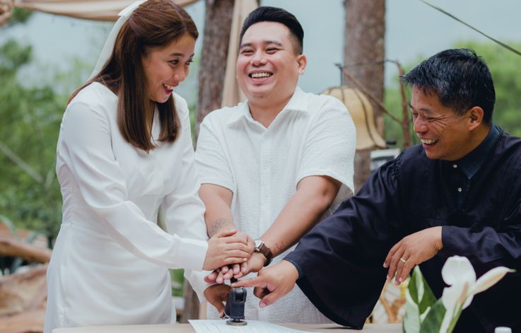 Online dating: starting a conversation on a niche platform