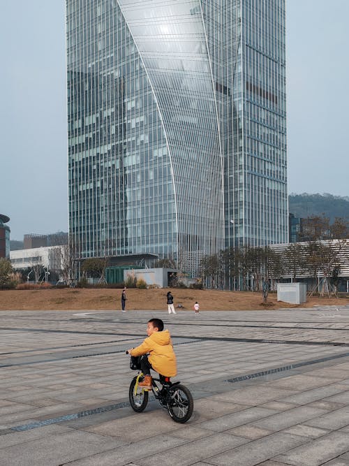 Бесплатное стоковое фото с азиатский мальчик, велоспорт, вертикальный выстрел